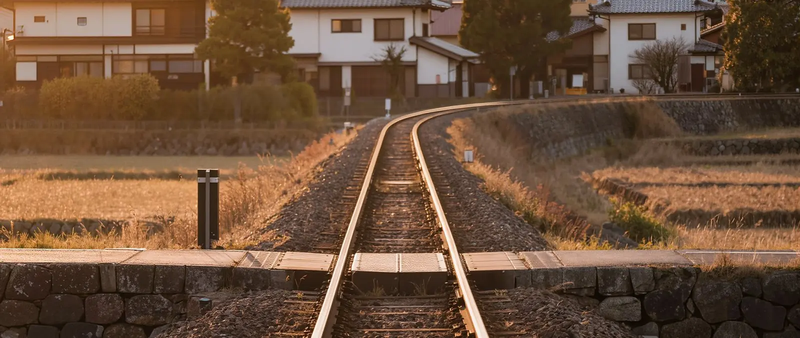 夕暮れの、まっすぐ続く線路(イメージ)
